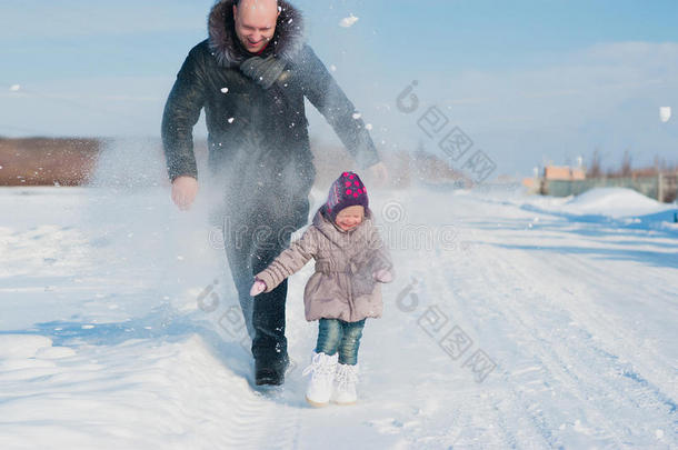 一个小女孩和爸爸跑着玩雪，生活方式，寒假