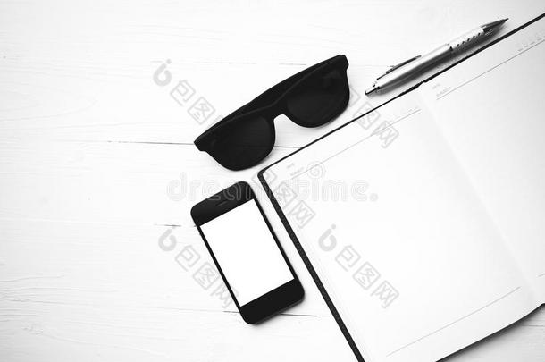 手机带笔记本和太阳镜，黑白色
