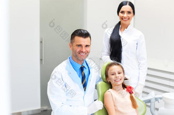 牙科小组和牙科诊所的快乐病人