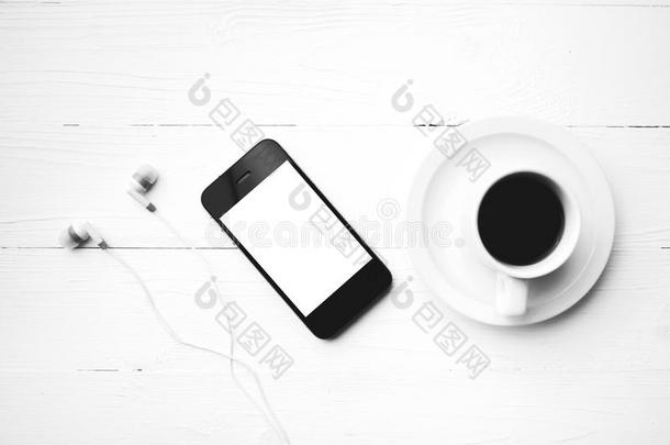 手机和咖啡杯黑白颜色风格
