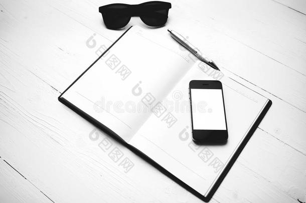 手机带笔记本和太阳镜，黑白色