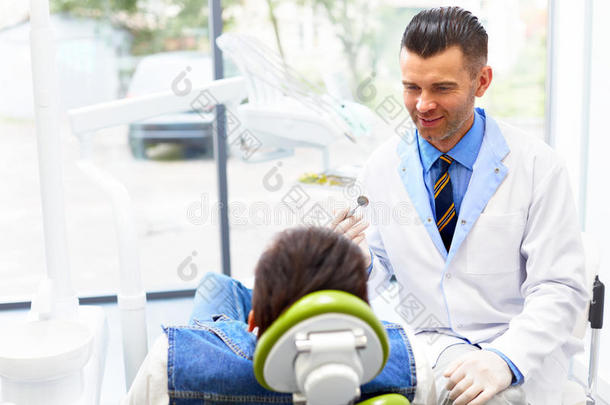<strong>牙医</strong>和<strong>牙医</strong>办公室的病人。 <strong>牙医</strong>c的年轻人
