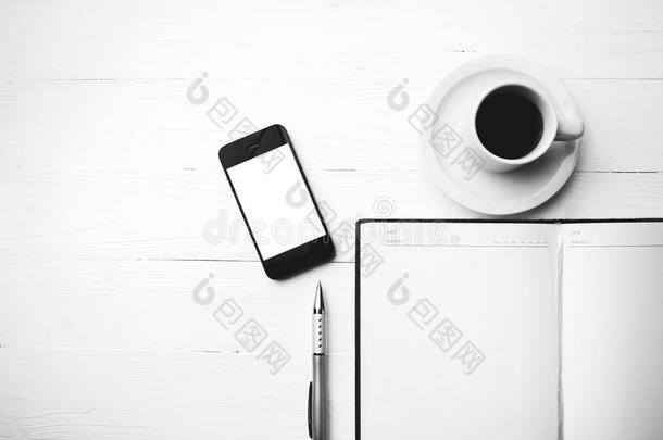 手机带笔记本和咖啡杯黑白色