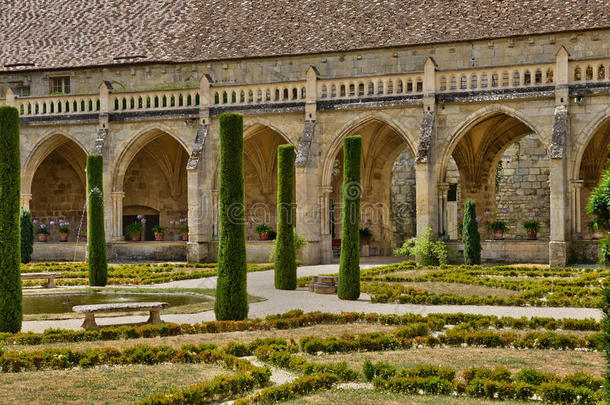 法国，风景如画的罗<strong>亚蒙特</strong>修道院，在瓦尔德奥伊斯