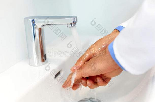 医生在医疗工作前洗手。 牙科诊所