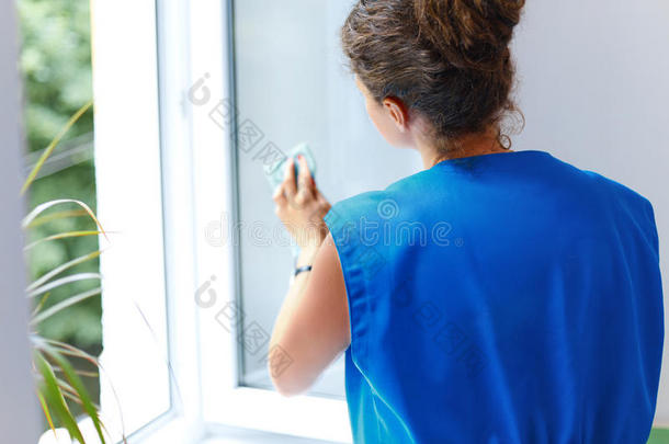 有魅力的女人洗窗户。 <strong>清洁</strong>公司工人<strong>世界</strong>