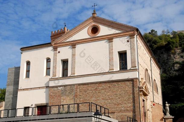 在过去的基础上，教堂现在被用作威尼斯（意大利)蒙塞利斯的展品）