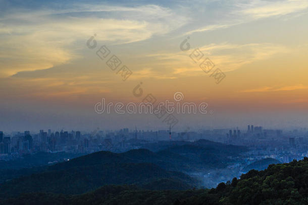 晚上白云山的场景