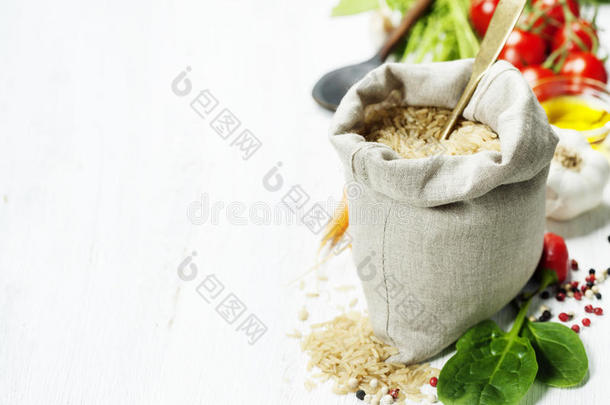 糙米和生鲜蔬菜