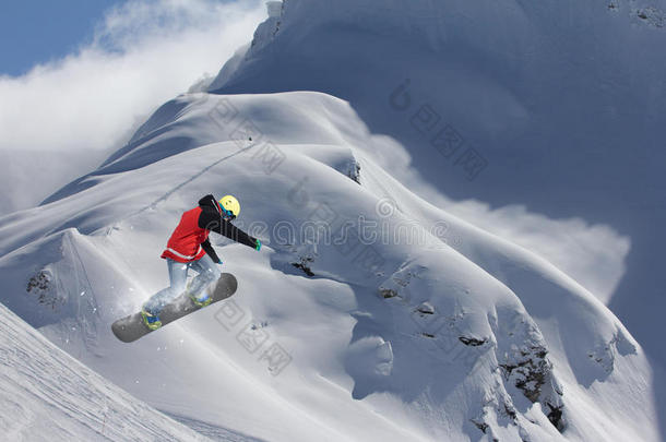 在山上飞滑雪者，极限运动
