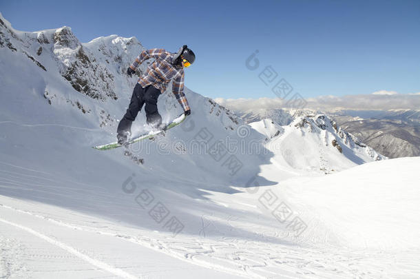 在山上飞滑雪者，极限运动