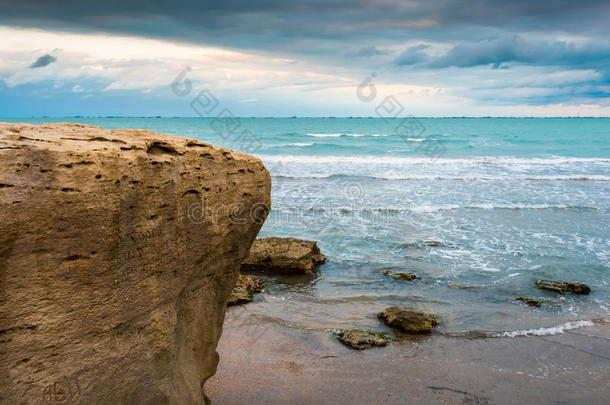 海上多云的天空，海岸上的大石头