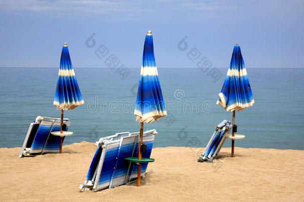沙滩上的沙滩椅子