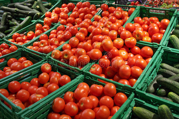 市场上新鲜的红色西红柿和黄瓜