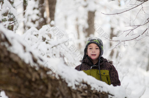 <strong>雪地</strong>里的<strong>男孩</strong>