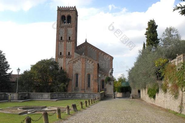 一座美丽的老教堂和一堵墙，墙上有披风穿过维尼托（意大利)的山丘）