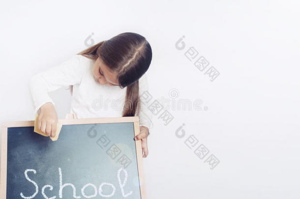 可爱可爱的女生拿着黑板，教育理念
