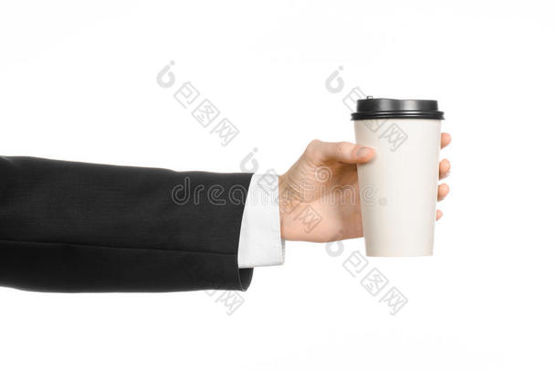 <strong>商务</strong>午餐咖啡主题：穿黑色西装的商人拿着一杯白色空白<strong>纸杯</strong>咖啡和一顶棕色塑料帽