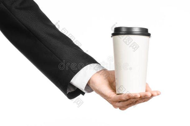 <strong>商务</strong>午餐咖啡主题：穿黑色西装的商人拿着一杯白色空白<strong>纸杯</strong>咖啡和一顶棕色塑料帽