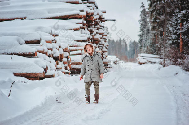 冬日森林散步的小女孩在玩雪