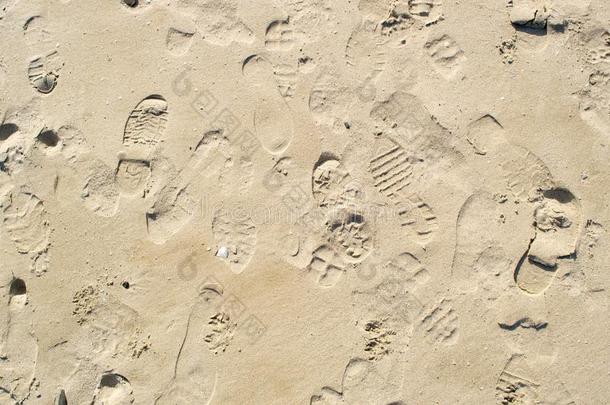 沙滩沙背景中的<strong>脚印</strong>