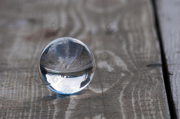 玻璃透明水晶玻璃球在黑暗中