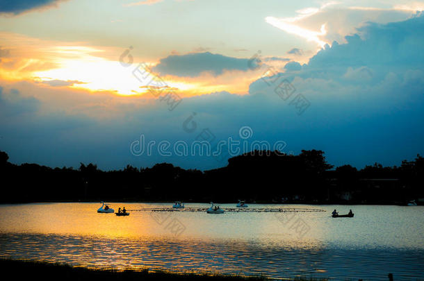 晚上拉马湖9公园在曼谷泰国。
