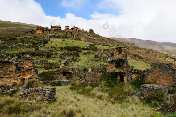 冒险令人大为惊奇的古代的安第斯山脉建筑的