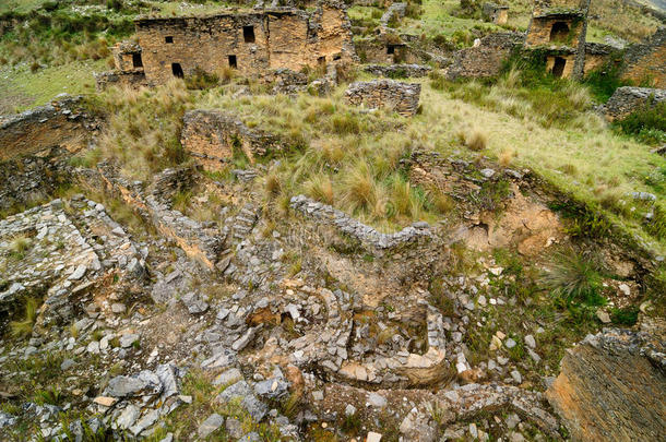 冒险令人大为惊奇的古代的安第斯山脉建筑的