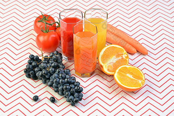 水果，蔬菜，果汁在眼镜新鲜水果在桌子上