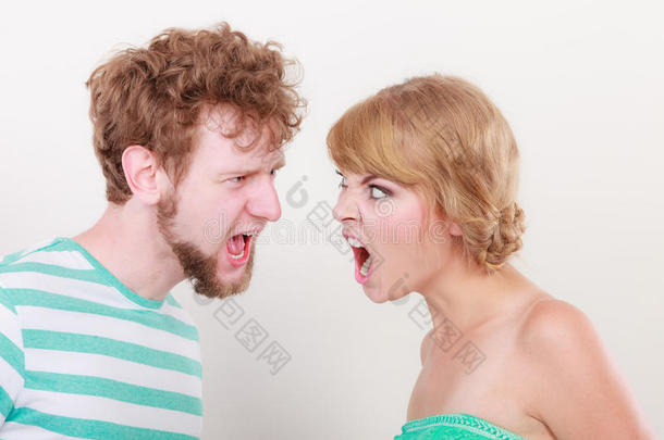 愤怒的女人和男人互相吼叫。