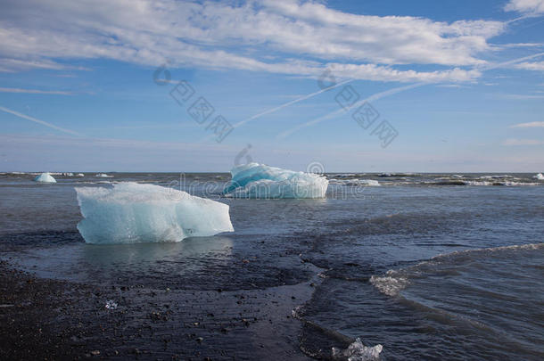 北极的海滩搁浅的蓝色块
