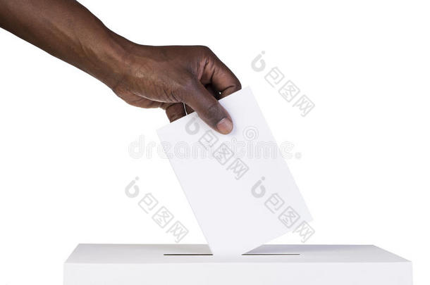 在空白投票单上投票的投票箱
