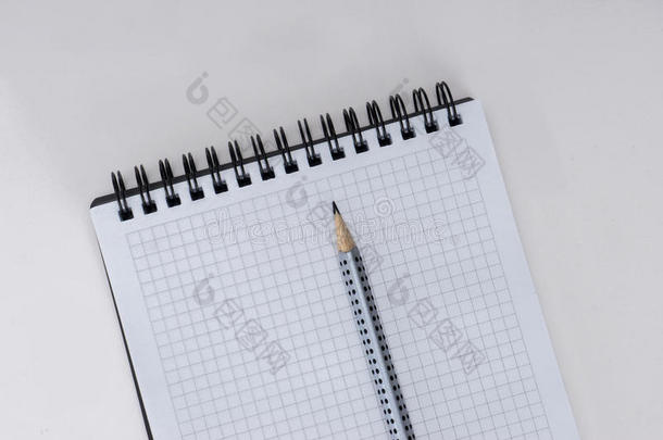 白色背景上的空白螺旋笔记本和钢笔