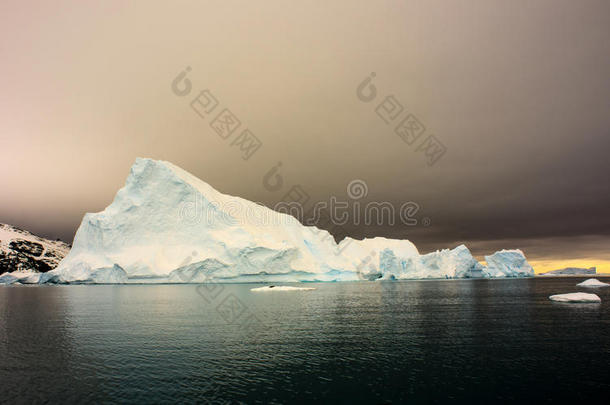 南极日落与冰山