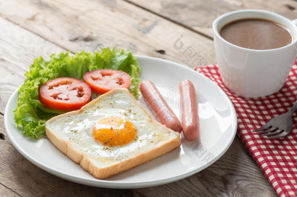 <strong>早餐</strong>，<strong>煎</strong>烤面包，<strong>鸡蛋</strong>，香肠和一杯咖啡。