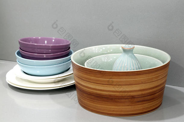 厨房桌子上五颜六色的陶瓷碗