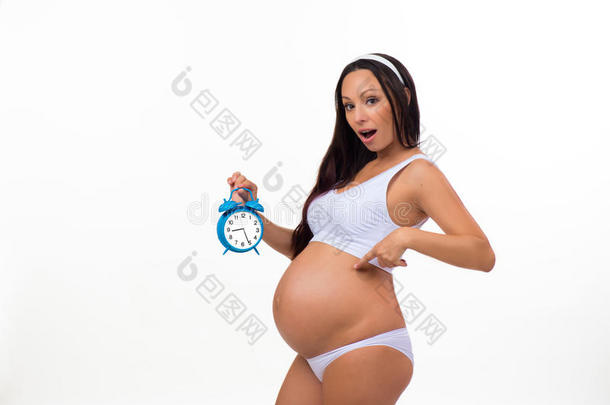情感照片孕妇闹钟。 惊喜。 怀孕。