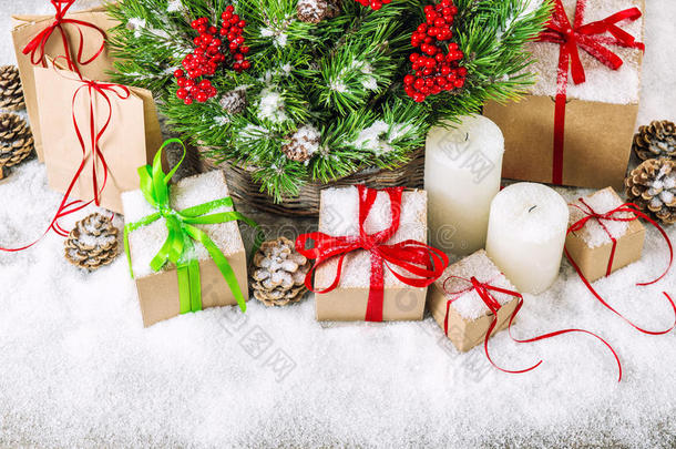 圣诞节装饰松枝和礼品盒