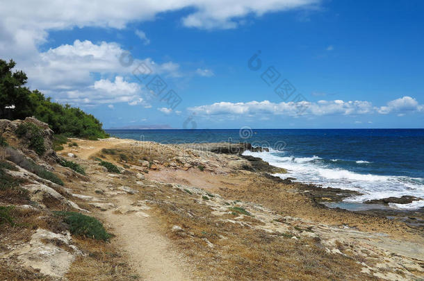 清澈的蔚蓝海水陆地和克里特海岸附近的岩石，格力