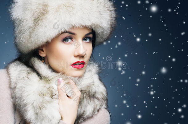 时尚风格的肖像，一个女人穿着<strong>优雅</strong>的<strong>冬季</strong>毛皮