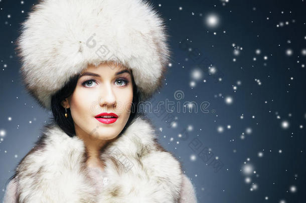 时尚风格的肖像，一个女人穿着优雅的冬季毛皮