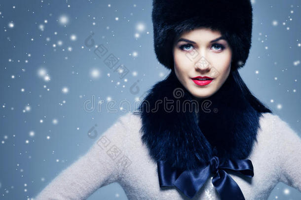 时尚风格的肖像，一个女人穿着<strong>优雅</strong>的<strong>冬季</strong>毛皮