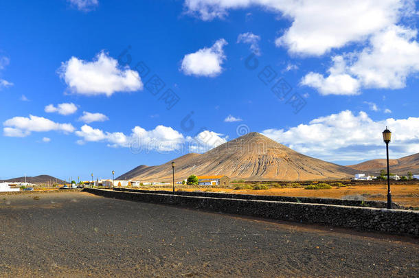 美丽的<strong>火山山脉</strong>和蓝天。 费特文图拉