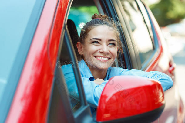 微笑的女人开车