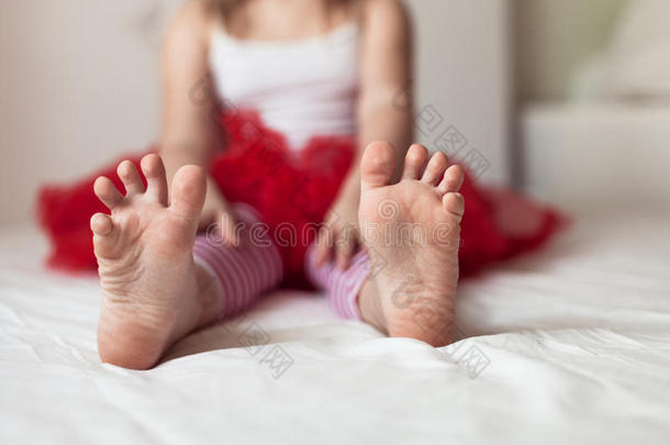 孩子们的脚在新年的条纹睡衣底部睡觉，