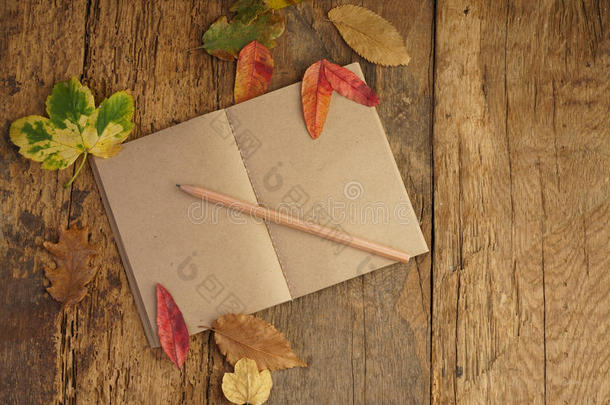 带干树叶和笔记本的秋季模板