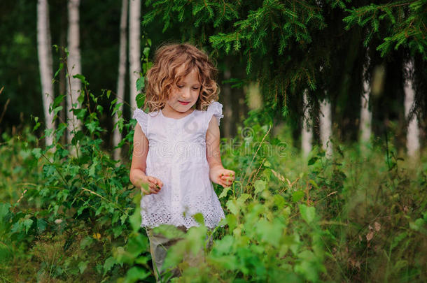 小女孩在夏天的森林里散步，和孩子们一起探索大自然