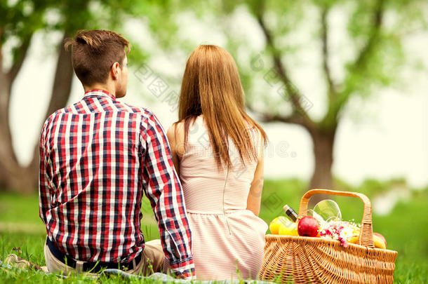 情侣在公园野餐时相爱，情人节