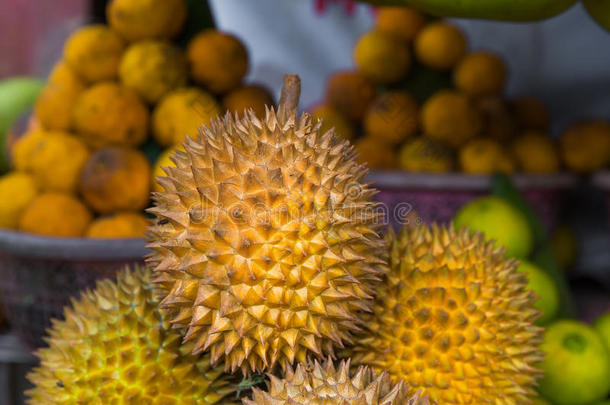 新鲜异国情调的热带水果在户外市场出售。 杜丽